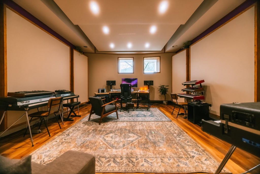 Op maat gebouwde muziekstudio met houten vloer en akoestische panelen — Sound City Acoustics